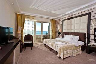 Отель Grand Hotel Pomorie Поморие Двухместный номер с 1 кроватью или 2 отдельными кроватями и видом на море-1